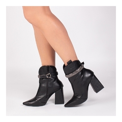 Bota Bico Fino Cano Médio na internet