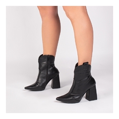 Bota Bico Fino Cano Médio