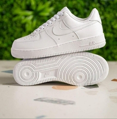 COMBO NIKE- ZAPATILLAS AIR FORCE ONE + OJOTAS NIKE DE REGALO en internet