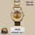 Reloj KO 2298 de tono dorado amarillo, con piedras de cuadrante elegante y máquina Miyota y resistente a salpicaduras. Incluye pila, estuche y garantía. ¡CarpinTech! www.carpinchotecnologico.com