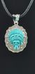 Image of Dije De Calavera De Turquesa Con Penacho Montado En Plata