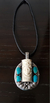 Dije Navajo De Plata Con Guerrero Tallado Y Turquesas - ARTESANOSMEX