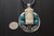 Dije Navajo De Plata Con Guerrero Tallado Y Turquesas - ARTESANOSMEX