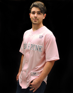 Jersey de Béisbol Oversize Men in Pink – Edición Exclusiva en internet