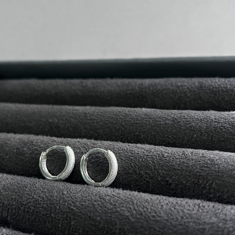 Argola média click bolinhas