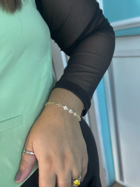 Pulseira delicada com flores vazadas