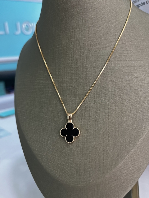 Colar trevo resinado