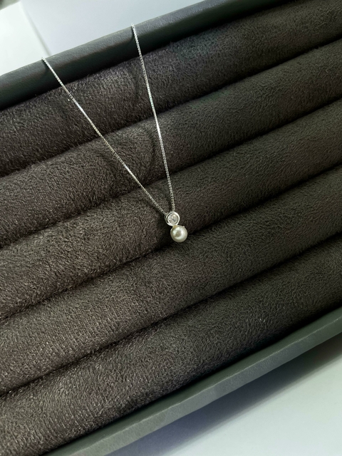 Colar pérola ponto de luz