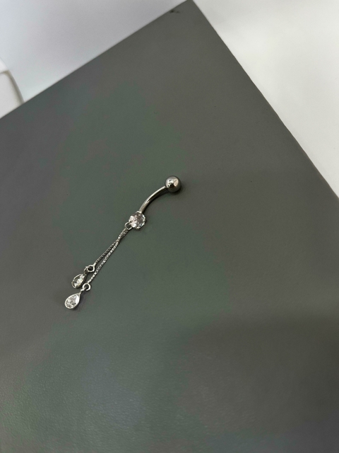 Piercing umbigo pendurado