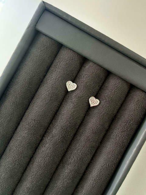 Brinco coração zircônias médio