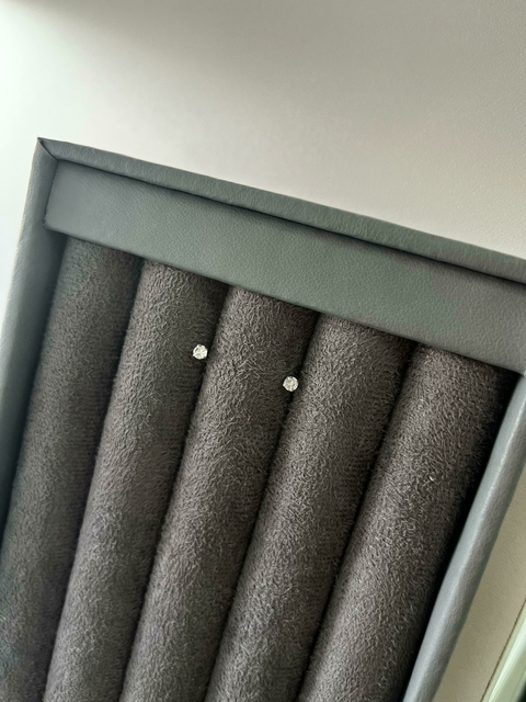 Brinco ponto de luz pequeno