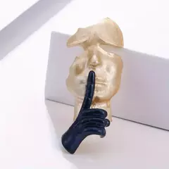 Broche Máscara Dourada sinal de silêncio na internet