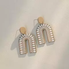 Brinco arco acrílico bege com detalhes em pintura - EXCLLAMA