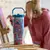 FLIP STRAW TUMBLER STANLEY 887ML POOL SWIRL - Librería Karukinka Ushuaia