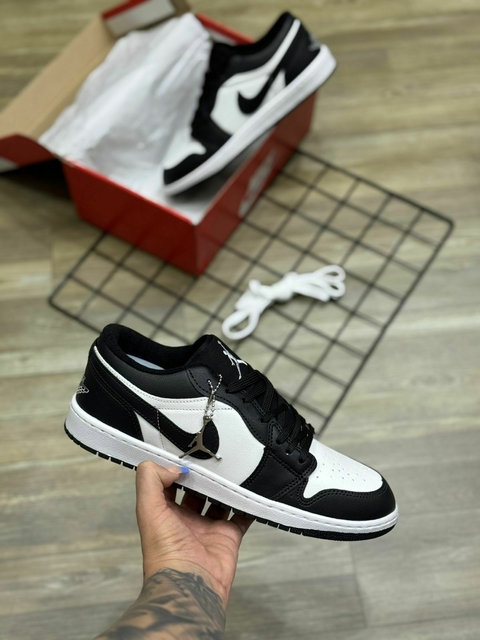 Jordan low preto com branco