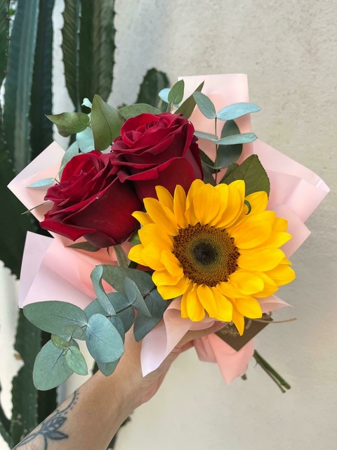 Rosas Vermelhas e Girassol - comprar online