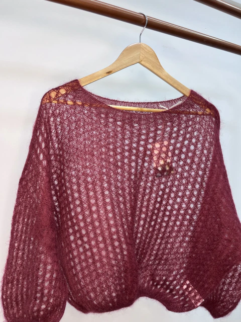 Uma autêntica joia do design italiano. Esta blusa de Mohair traz a tendência fortíssima das tramas abertas em uma peça leve, romântica e cheia de pers