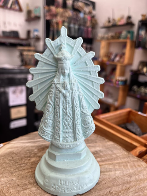 Imagen de Virgen de Luján en Yeso – Fe, Protección y Bendiciones