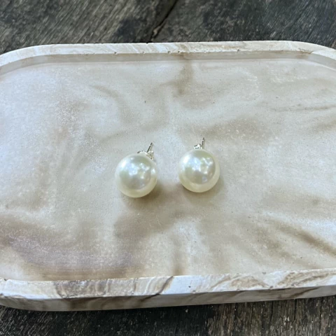 Brinco Camila (Brinco Bolinha Pérola 1,3cm folheado a prata 1000)