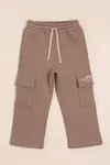 Pantalón de frisa con bolsillos laterales y estampa Vito