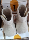Bota velcro y corderoy