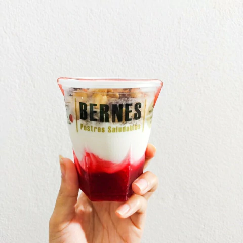 BERNES POSTRE VEGANO CHOCOLATE Y FRUTILLA