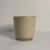 Maceta beige con detalles dorados y relieve