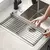 Escorredor de pia retrátil – Prática e versátil, ideal para cozinhas pequenas. Economize espaço com estilo e funcionalidade.
