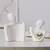 Estátua de arte abstrata decorativa em branco com um coração dourado, ideal para decoração de sala.