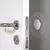 Protetor de silicone anti-impacto instalado na borda de uma porta, com detalhes da maçaneta e fechadura.