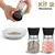 Um kit de moedores de temperos em vidro e inox, com um sendo utilizado para moer especiarias, ao lado de uma tigela com temperos moídos e dois moedores cheios.