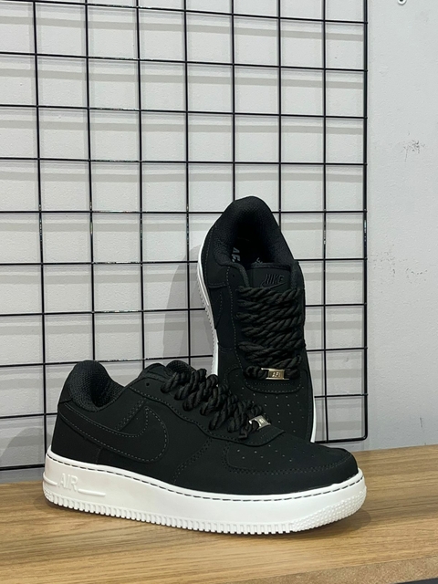 TÊNIS NIKE AIR FORCE 1 NOBUCK