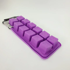 Forma de gelo de silicone Roxo com forma de dados. Dimensões C: 26cm L:10,5cm A: 3cm. na internet