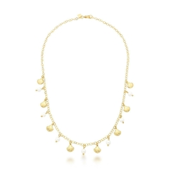 Collar con dijes de caracoles y perlas