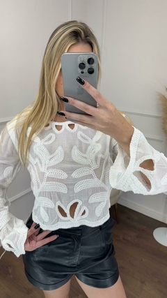 Blusa Bordada com Recortes