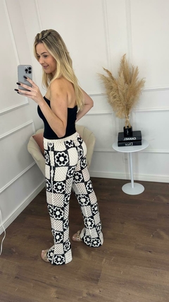 Calça Quadradinhos de Crochê Floral na internet