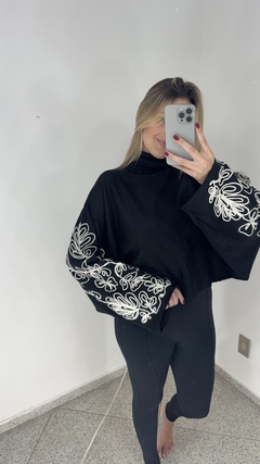 Blusa Tricot Flora Manga Larga Bordada - comprar online