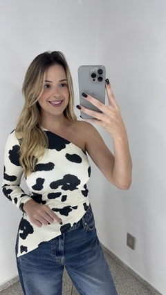 Nula Manga Assimétrica Cow Print - comprar online