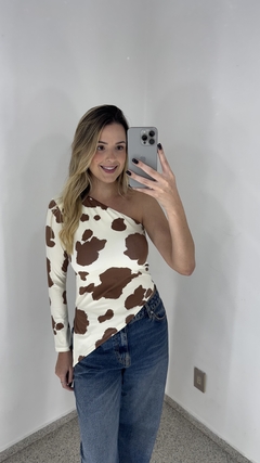 Nula Manga Assimétrica Cow Print - Julia Loyacono Store