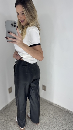 Calça Reta Alfaiataria Couro Eco - comprar online