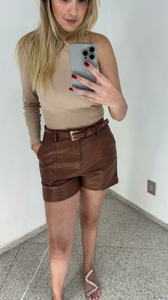 Shorts Couro Eco + Cinto na internet