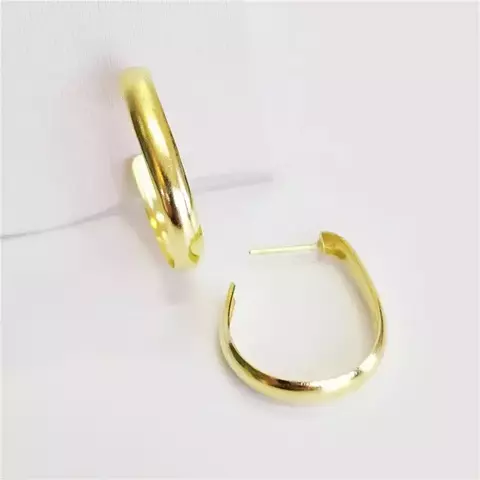 BRINCO ARGOLA FIXA LISA LATERAL EM "J" (28MM) TAM. UNICO - comprar online