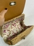 BOLSA DE PALHA COM TAMPA EM COURO SINTÉTICO E FECHO DE METAL - loja online