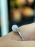 ANEL SOLITARIO C/ PEROLA SHELL (6 MM) / 2 GARRAS