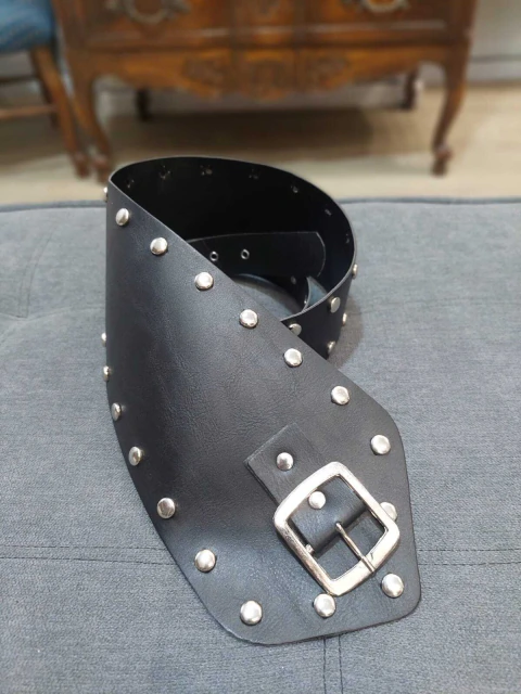 Faja eco cuero con tachas