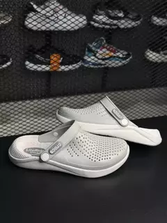 CHINELO CROCS CINZA/BRANCA