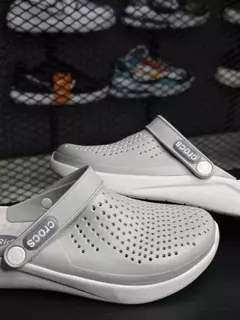 CHINELO CROCS CINZA/BRANCA - comprar online