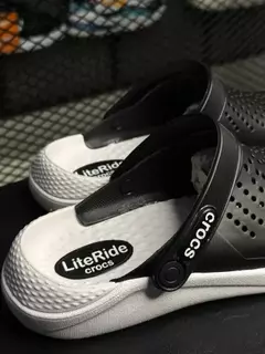 CHINELO CROCS PRETA/BRANCA - comprar online