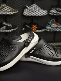 CHINELO CROCS PRETA/BRANCA na internet