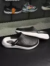 CHINELO CROCS PRETA/BRANCA